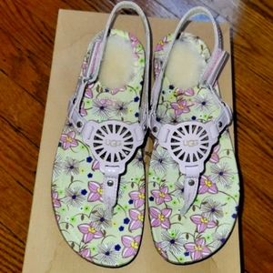UGG Sandals(Big girl) Size 4
